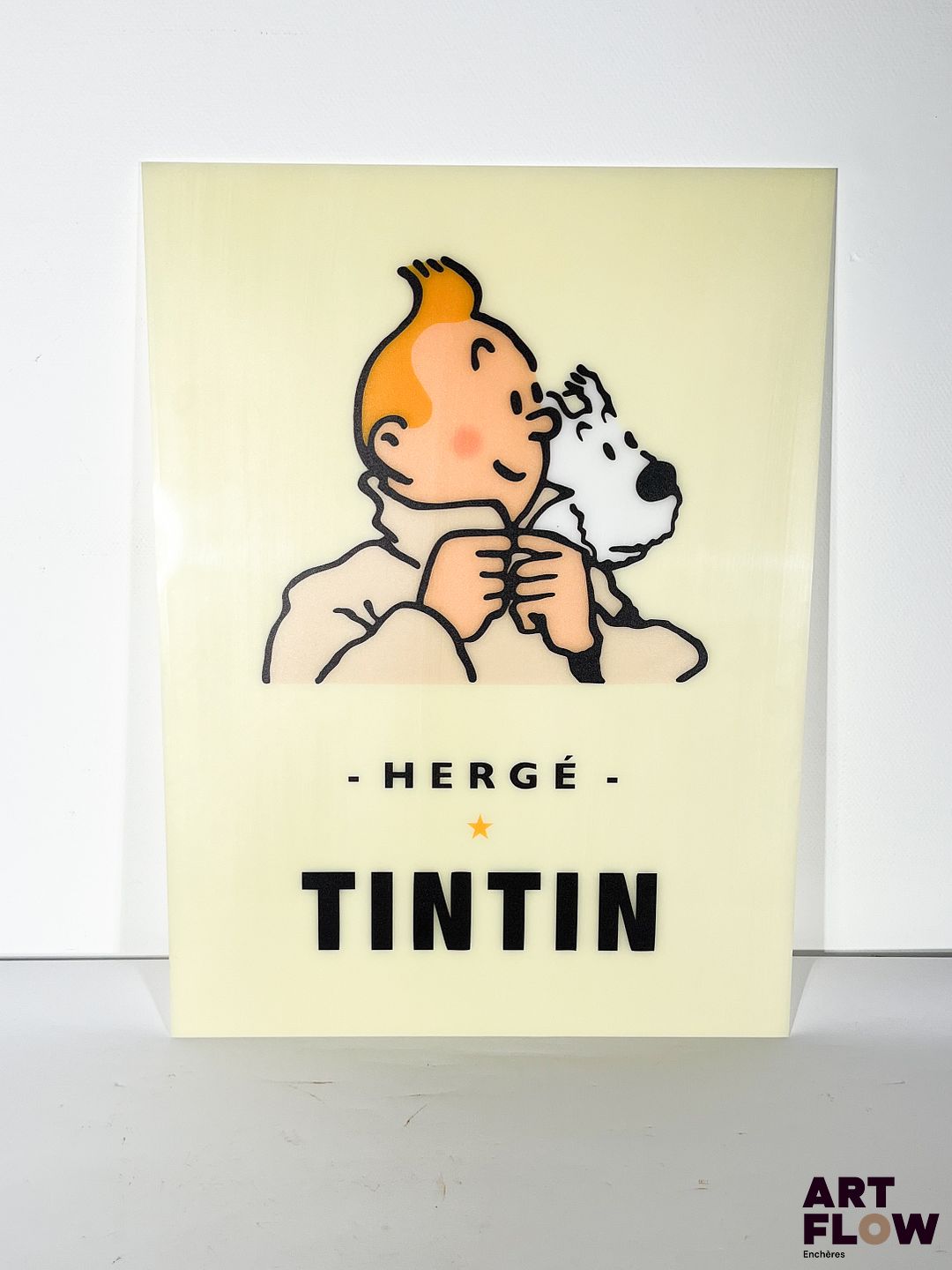 Affiche publicitaire en plexiglas Tintin. Dimensions : 50 x 38 cm Fonctionnelle - État général excellent. Provenance : boutique Tintin Aix en Provence