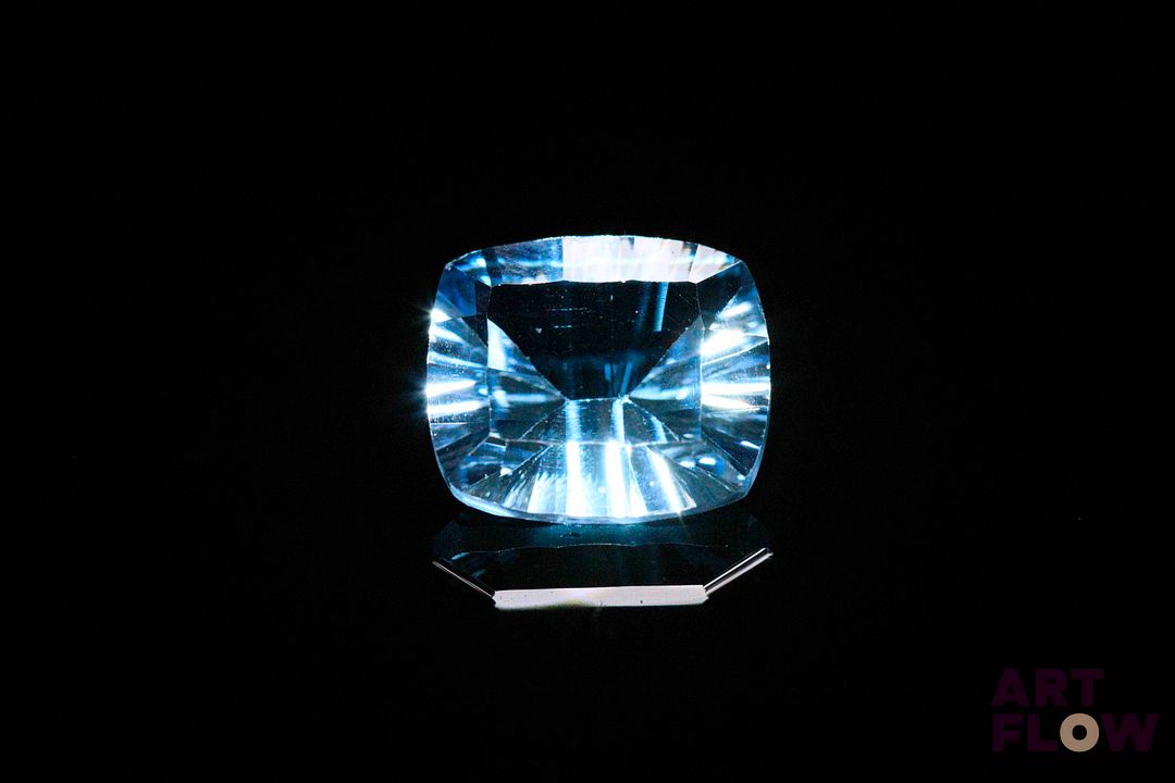 Topaze bleue coussin. 6.82 cts. 12.5mm x 11.0mm