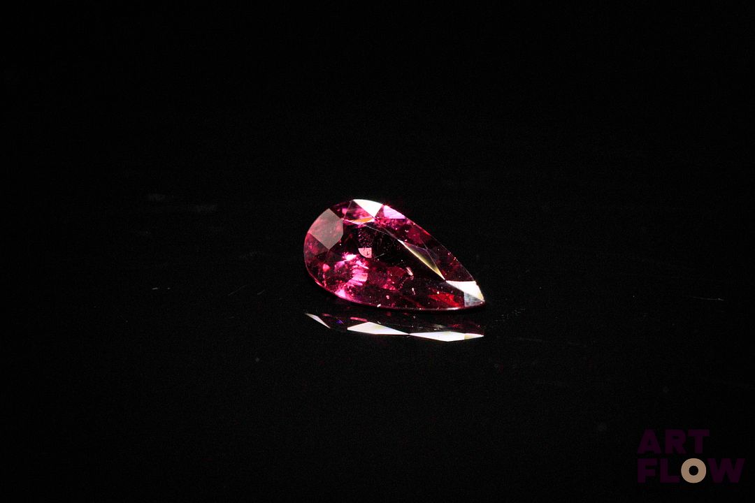 Grenat rhodolite poire. Probablement Tanzanie, très belle couleur. 1.54 ct. 11.0mm x 6.0mm