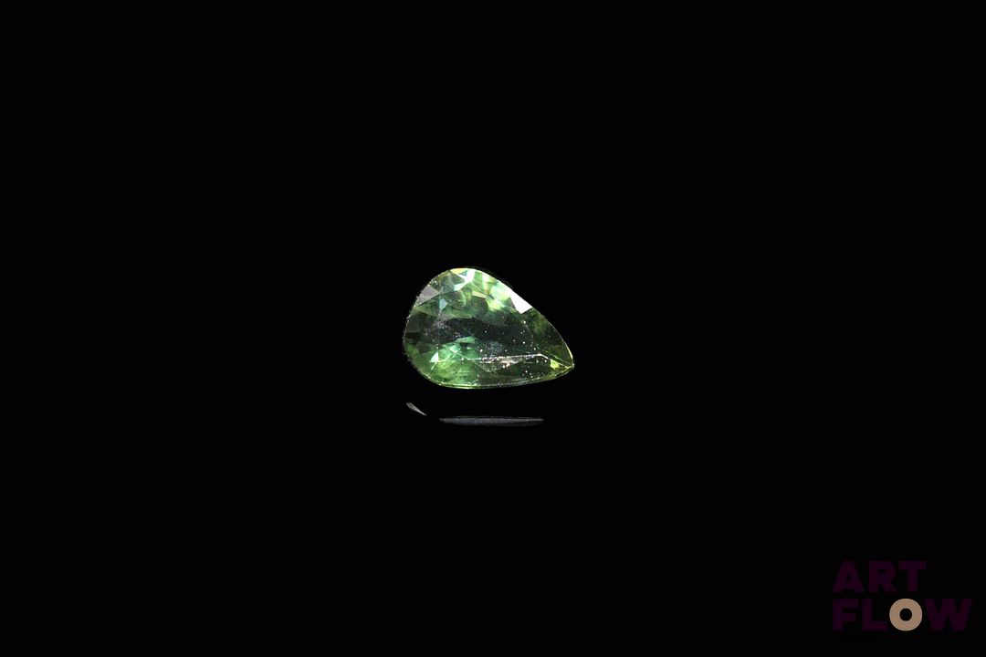 Saphir vert poire. Probablement Australie, jolie couleur. 0.77 ct. 7.0mm x 5.0mm