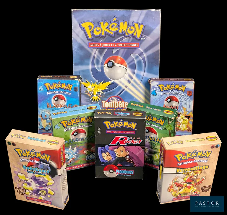Ensemble de 8 deck vides Pokémon de l'époque Wizards dont le coffret Tempête exclusif (moins de 5 exemplaires scellés connus).
Les decks contiennent des livrets de règles et listes de cartes.
Decks en état global Moyen / Bon, en français.