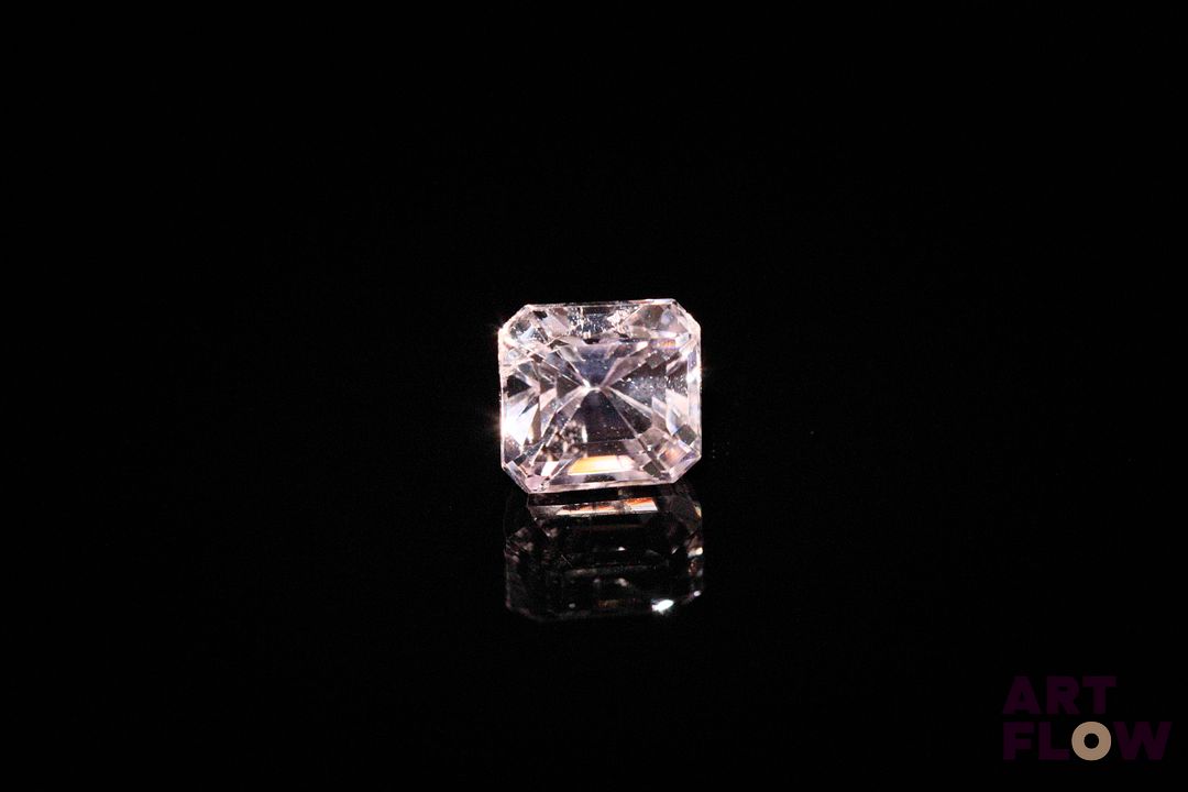 Kunzite carrée à pans coupés. VVS, non chauffée, jolie couleur. 2.84 cts. 7.0mm x 7.0mm