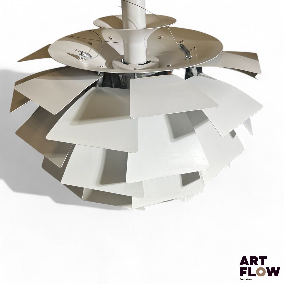 Dans le style de Poul Henningsen - Suspension en métal laqué blanc, dans le style de l'iconique suspension "Artichoke". Bon état général, quelques accidents et minimes imperfections. H environ 85 cm ; diam 85 cm environ. Longueur des fils de suspension réglable.