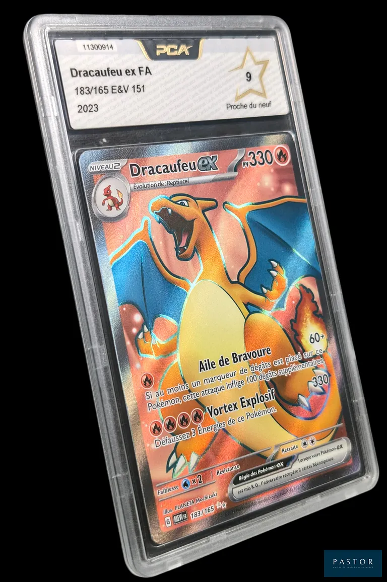 Carte Pokémon gradée Dracaufeu ex 183/165 – Full Art – PCA 9.
Série du bloc Écarlate & Violet : 151.
Carte en état Proche du neuf (PCA 9), en français.
