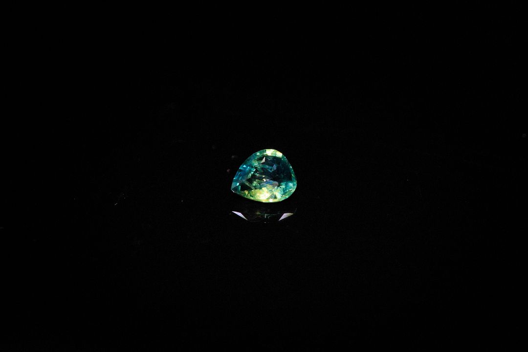 Saphir bleu vert poire. Très belle couleur. 0.48 ct. 5.0mm x 4.5mm