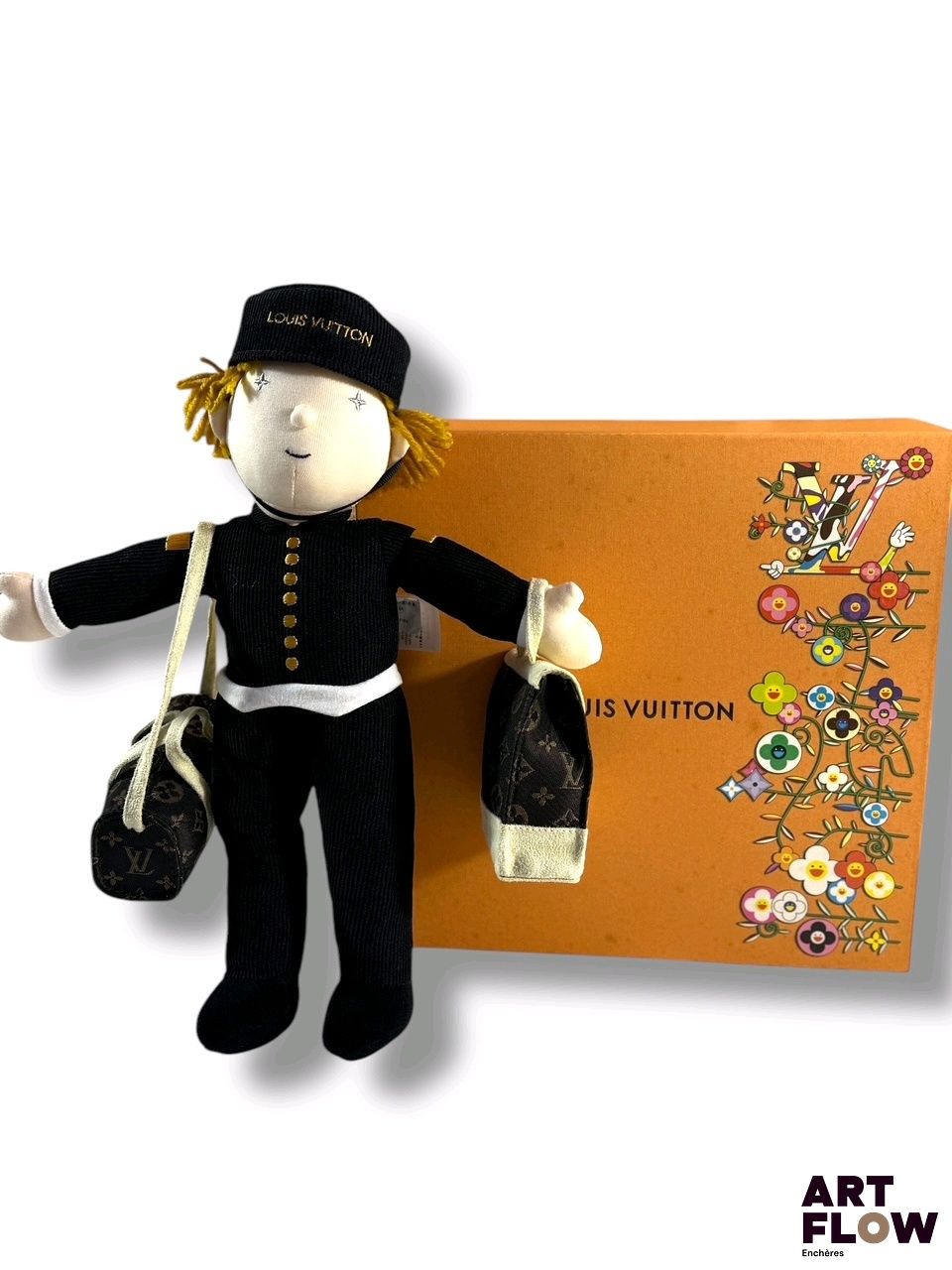 Louis Vuitton Poupée Bellboy avec ses 2 sacs Keepall. Édition limitée réservée aux clients VIP de la marque. Etat proche du neuf. L'emballage présente de légères traces du temps. - Expédition obligatoire.
