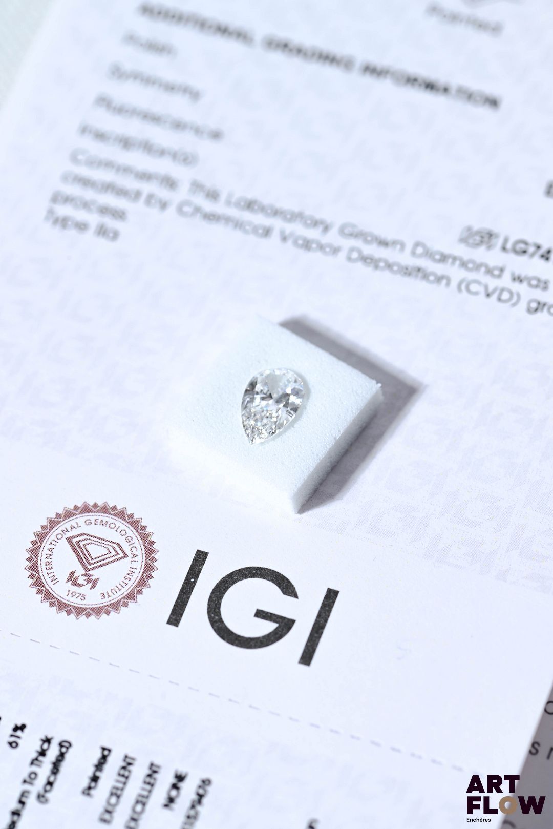 Diamant de synthèse taille poire de 1.01 carat. Accompagné d'un certificat de laboratoire de l'IGI (international gemological Institute) précisant : Dimensions : 9.40 x 5.71 x 3.19 mm Couleur : D Pureté : VS 1 Fluorescence : aucune