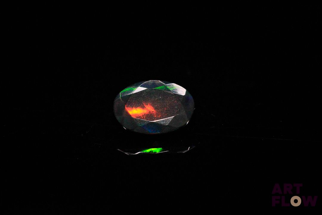 Opale facettée noire ovale. Jolie couleur. 1.09 ct. 9.6mm x 7.0mm