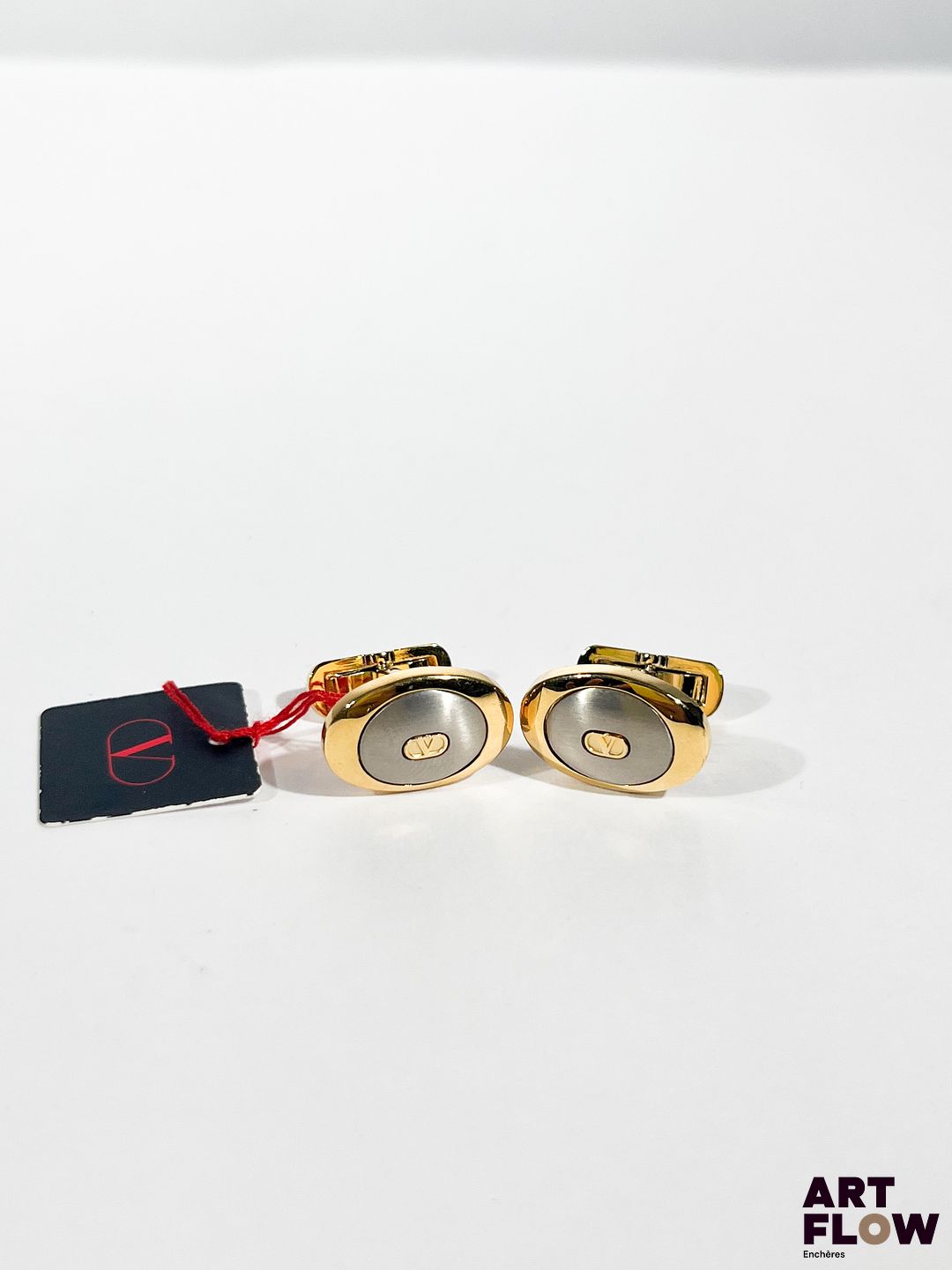 VALENTINO GARAVANI Paire de boutons de manchette produits sous licence Komai Co. au Japon. On y joint pince à cravate en métal argenté Mario Valentino Boutons de manchette : 2 x 1 cm env.