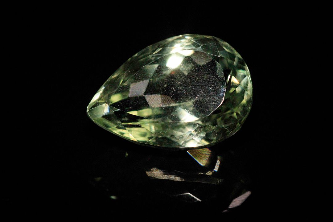 Améthyste verte (prasiolite) poire. Probablement Brésil. 14.23 cts. 19.0mm x 13.0mm