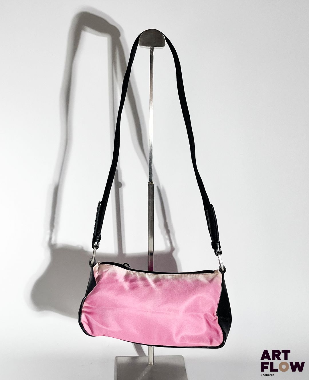 PRADA Sac bandoulière en nylon rose et cuir noir, bijouterie en métal argenté, fermeture éclair. Dimensions : H. 13 x L. 22 cm Décolorations