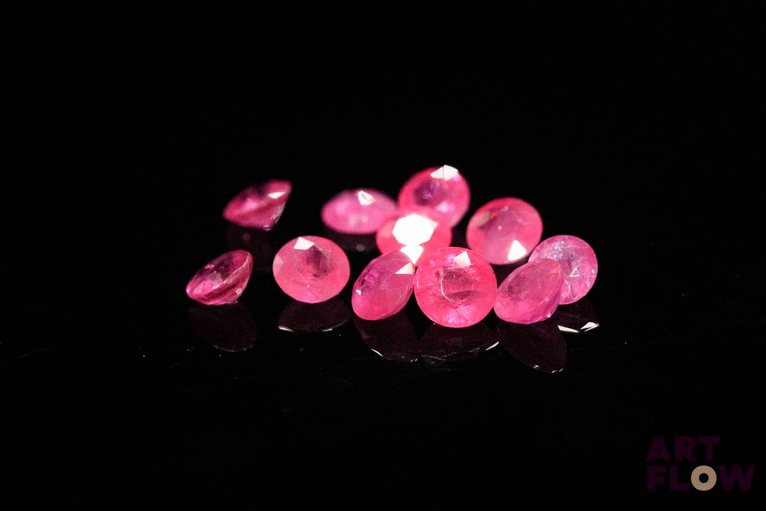 Onze rubis ronds. 4.27 cts. Diam. moy.: 4.0mm