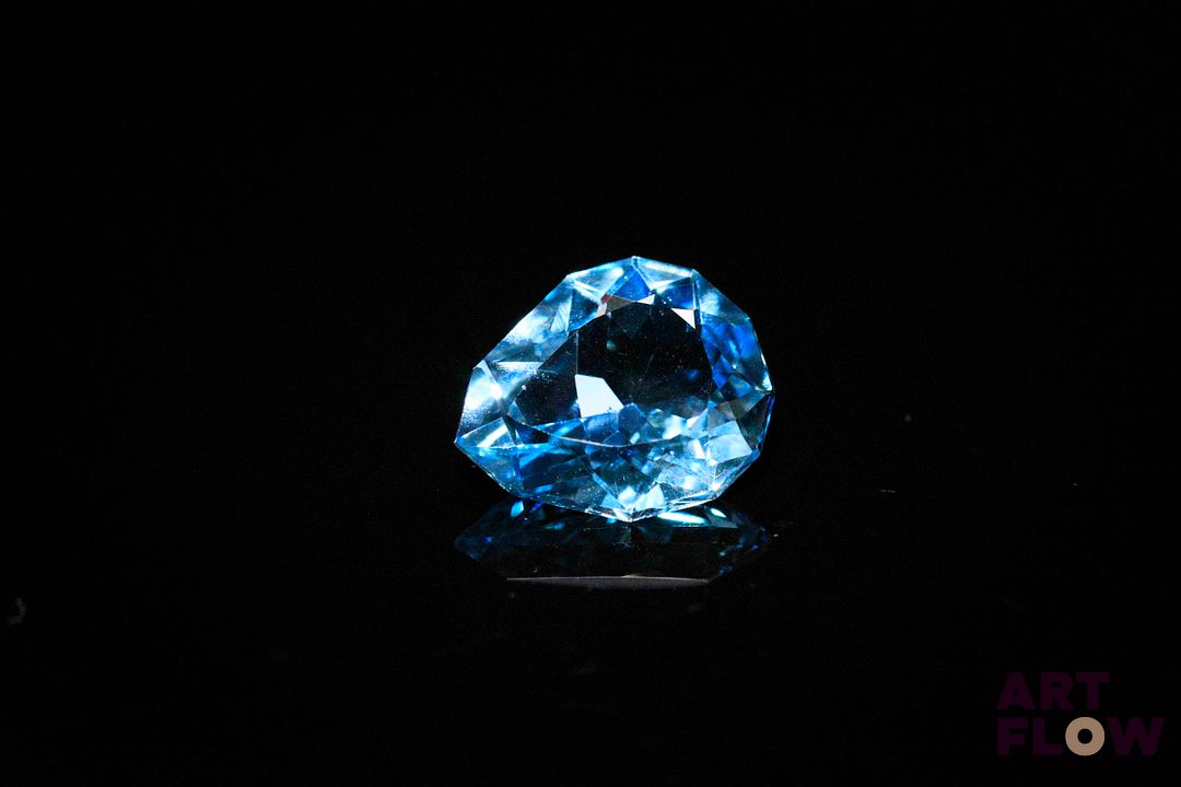Topaze «swiss blue» poire. 3.63 cts. 11.3mm x 9.3mm