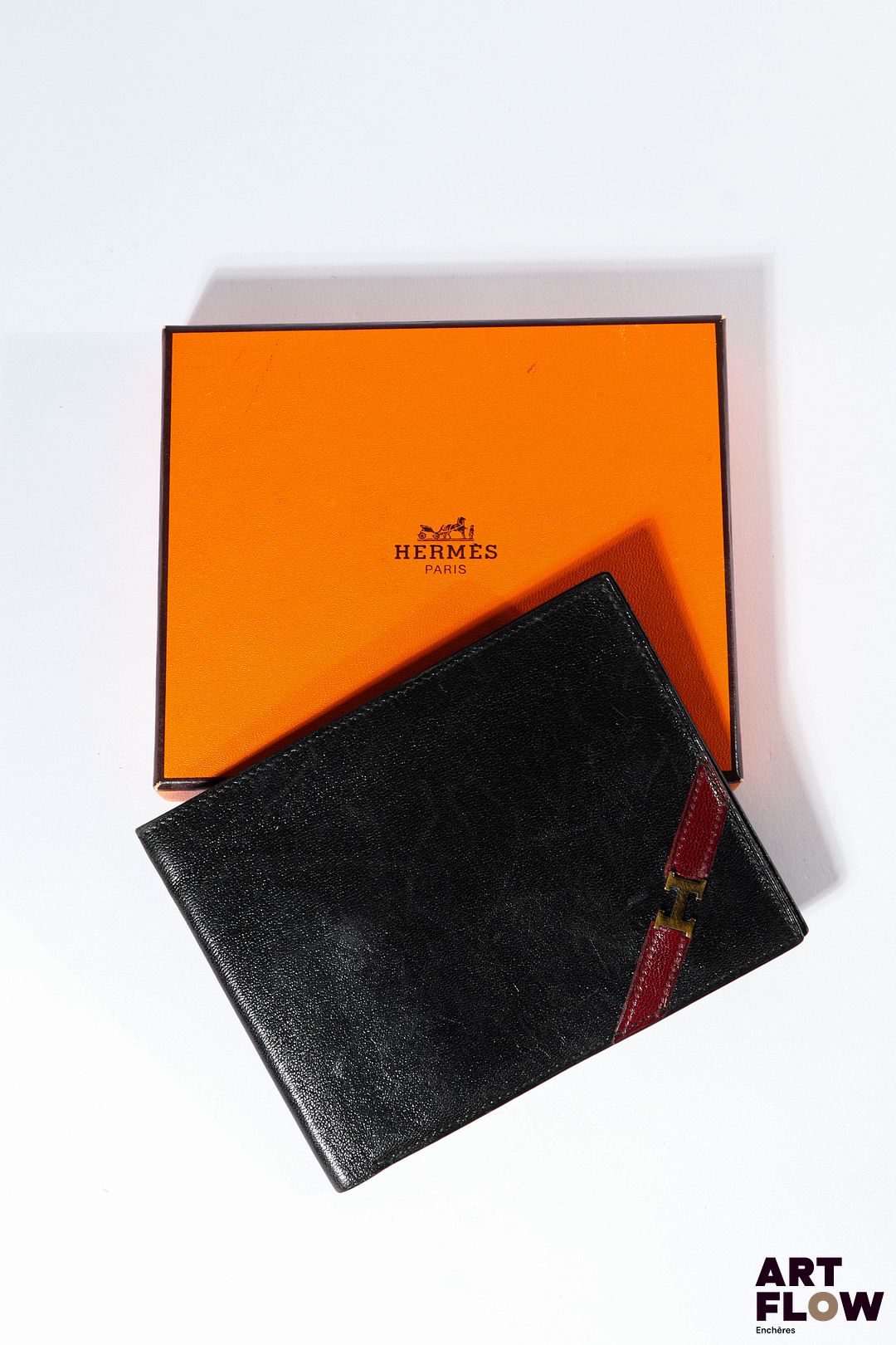 HERMÈS Paris Portefeuille en cuir noir Signé Dim. : 13 x 10 cm Dans sa boite d’origine Usures d’usage