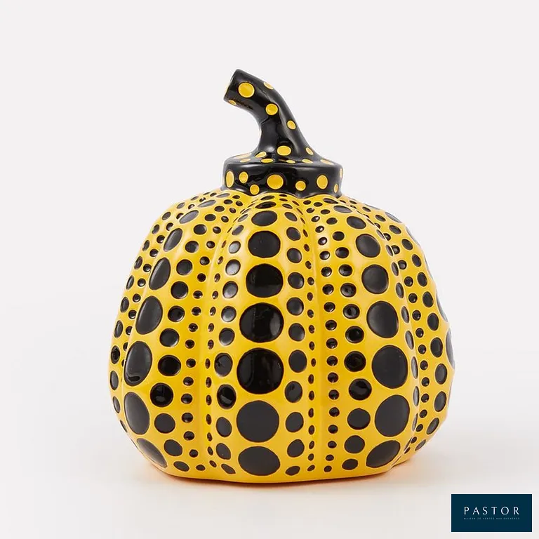 Yayoi KUSAMA
Mini Pumpkin (Yellow/Black)

Edition de la célèbre citrouille de Kusama
Résine peinte de haute qualité, peinte à la main
Edition limitée de quelques centaines, versions réalisées par Yayoi Kusama Studio.
Estampillé Yayoi Kusama en dessous
9 x 9 x 10cm ( 3.5" x 3.9" x 3.5")


Expédition obligatoire, jusqu'à 5 Lithographies dans votre colis pour 14,76€ TTC en France Métropolitaine, et 29,64€ TTC pour l'Europe