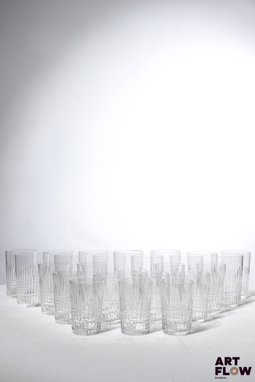 BACCARAT Modèle Nancy Partie de service en cristal comprenant : - 13 grands verres (H. 10 cm ; D. 6,5 cm) - 11 verres (H. 8 cm ; D. 5,2 cm) - 5 verres (H. 9 cm ; D. 5,5 cm) Bon état général malgré quelques défauts (égrenures, petites rayures d'usage)