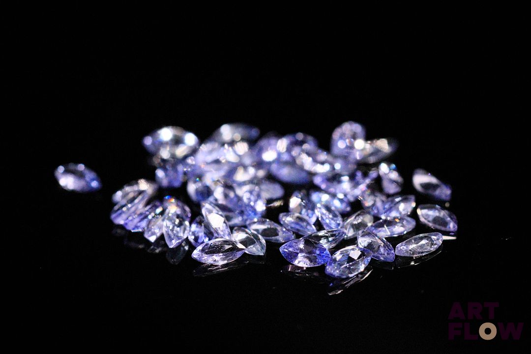 Cinquante tanzanites marquises. 4.02 cts. Dims. moy.: 4.0mm x 2.0mm