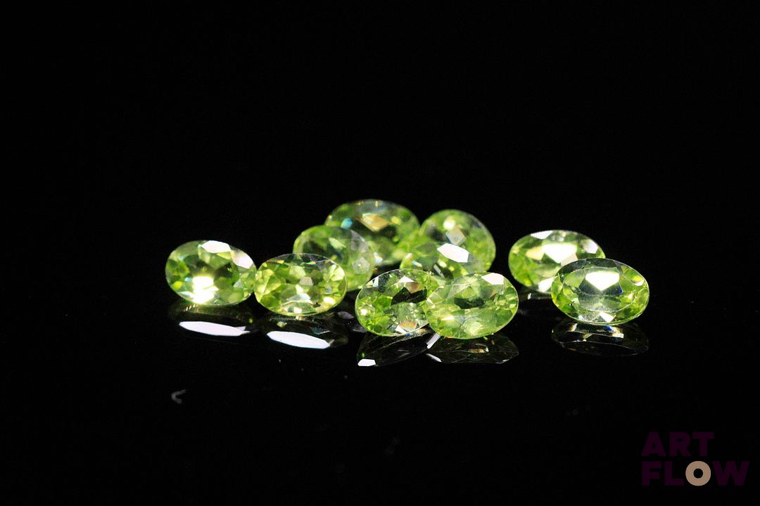 Dix péridots ovales. Non chauffé. 5.06 cts. Dims. moy.: 6.0mm x 4.0mm