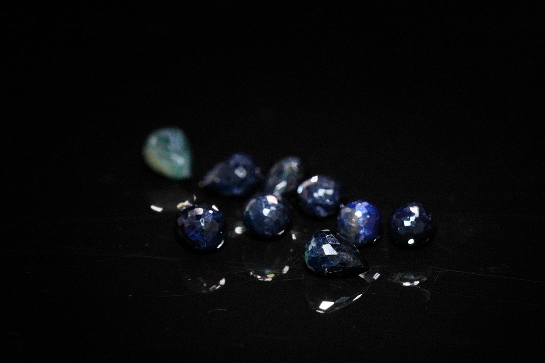 Neuf saphirs briolettes. 4.70 cts. Dims. moy.: 4.5mm x 3.5mm