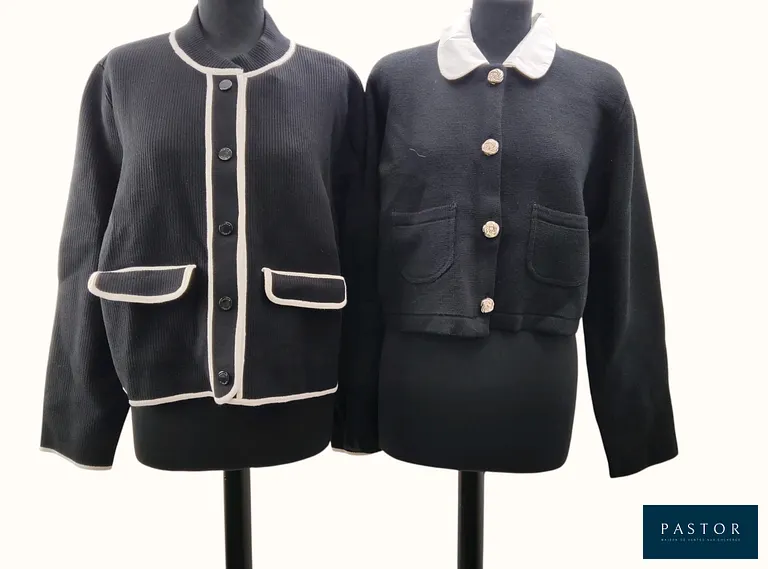 CLAUDIE PIERLOT. Lot composé de 2 cardigans bicolores noir/blanc, T.2, comprenant un modèle à pression en maille côtelée "Madouce", deux poches plaquées, et un modèle en laine mélangée à col claudine blanc "Michal", boutons torsadés dorés. NEUFS avec étiquettes  - TVA Récupérable