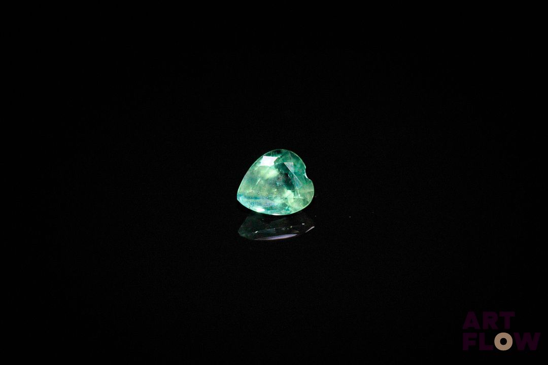 Saphir vert coeur. Probablement Australie, jolie couleur. 0.58 ct. 5.5mm x 4.8mm