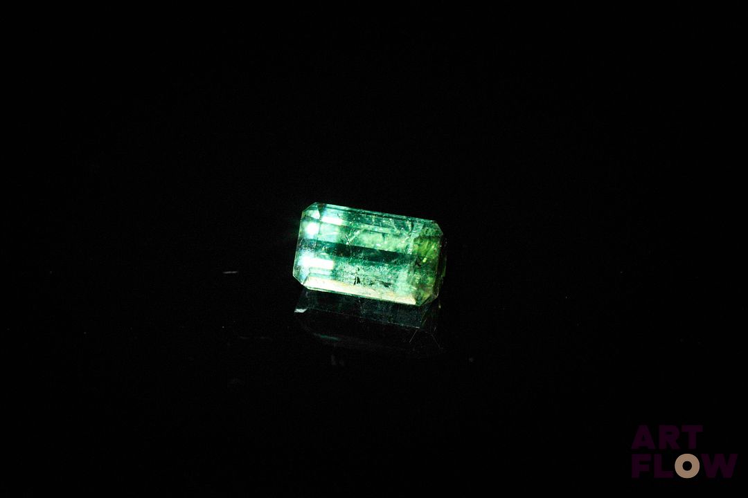 Tourmaline verte rectangulaire à pans coupés. Jolie couleur, non chauffée. 1.45 ct. 7.8mm x 4.5mm