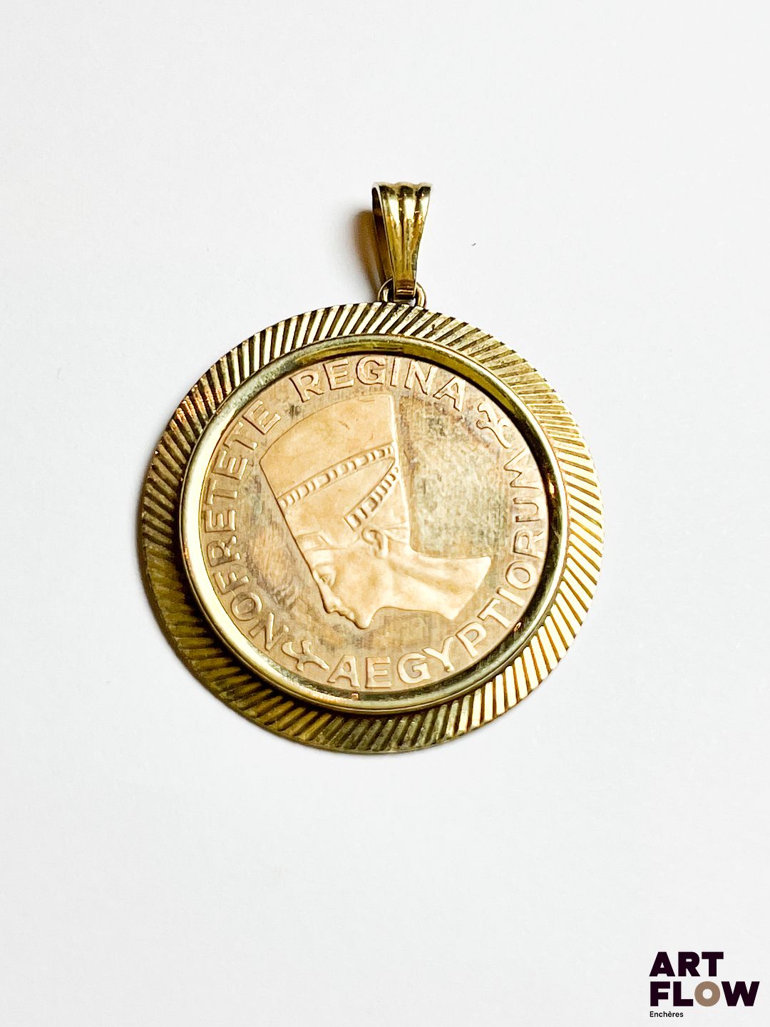 Médaille à l'effigie de Nefertiti, dans un médaillon en or jaune 585/°° Poids : 5,39 gr