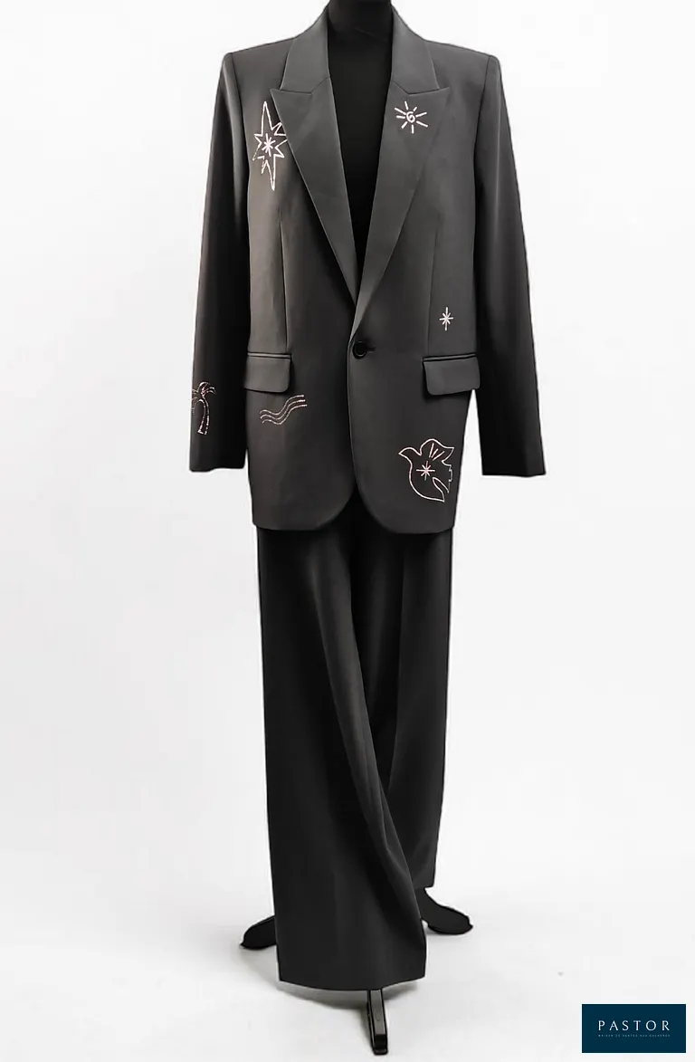 ZADIG & VOLTAIRE. Lot composé d'un blazer "Vival" anthracite, col classique, manches longues, fermeture boutonnée, détail strass, T.38, et d'un pantalon de tailleur "Panol" anthracite, coupe droite, taille haute, T.38. NEUFS avec étiquettes - TVA Récupérable