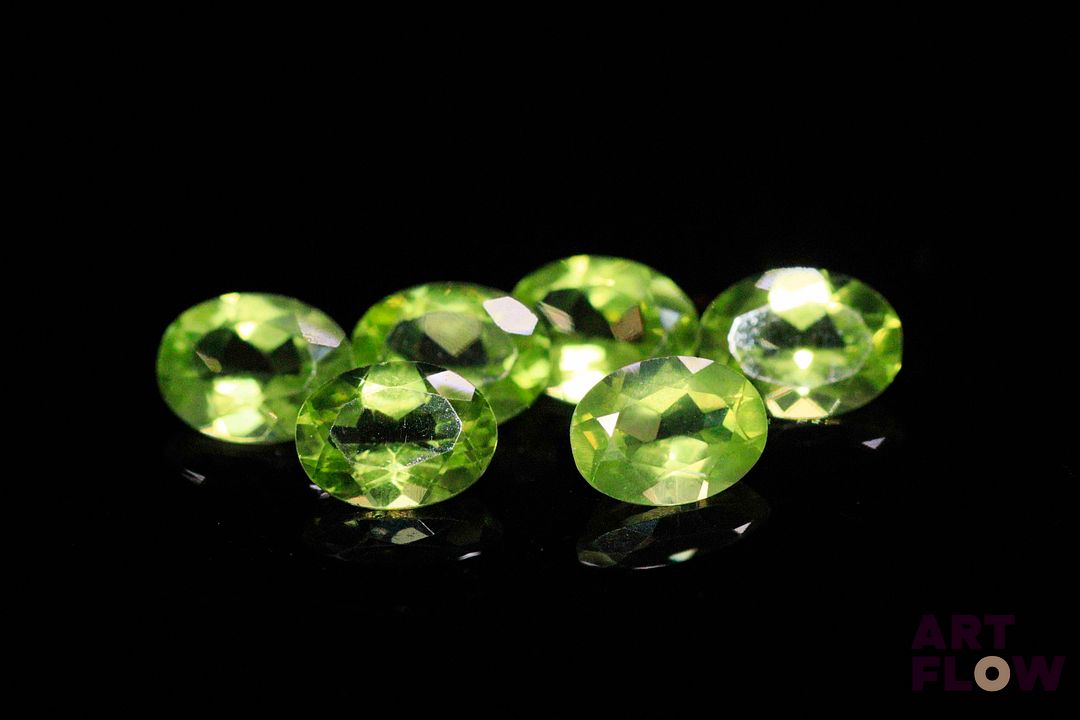 Six péridots ovales. 7.60 cts. Dims. moy.: 8.0mm x 6.0mm