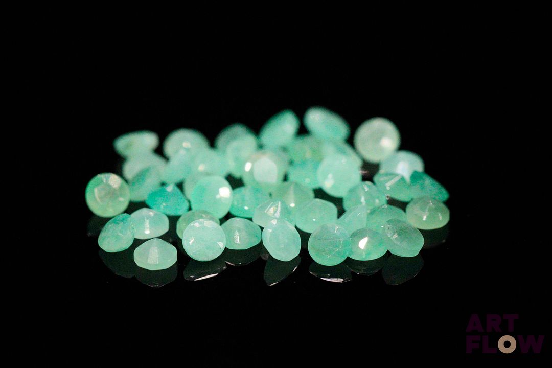 Quarante-deux émeraudes rondes. Probablement Brésil, non chauffée. 4.96 cts. Diam. moy.: 3.0mm