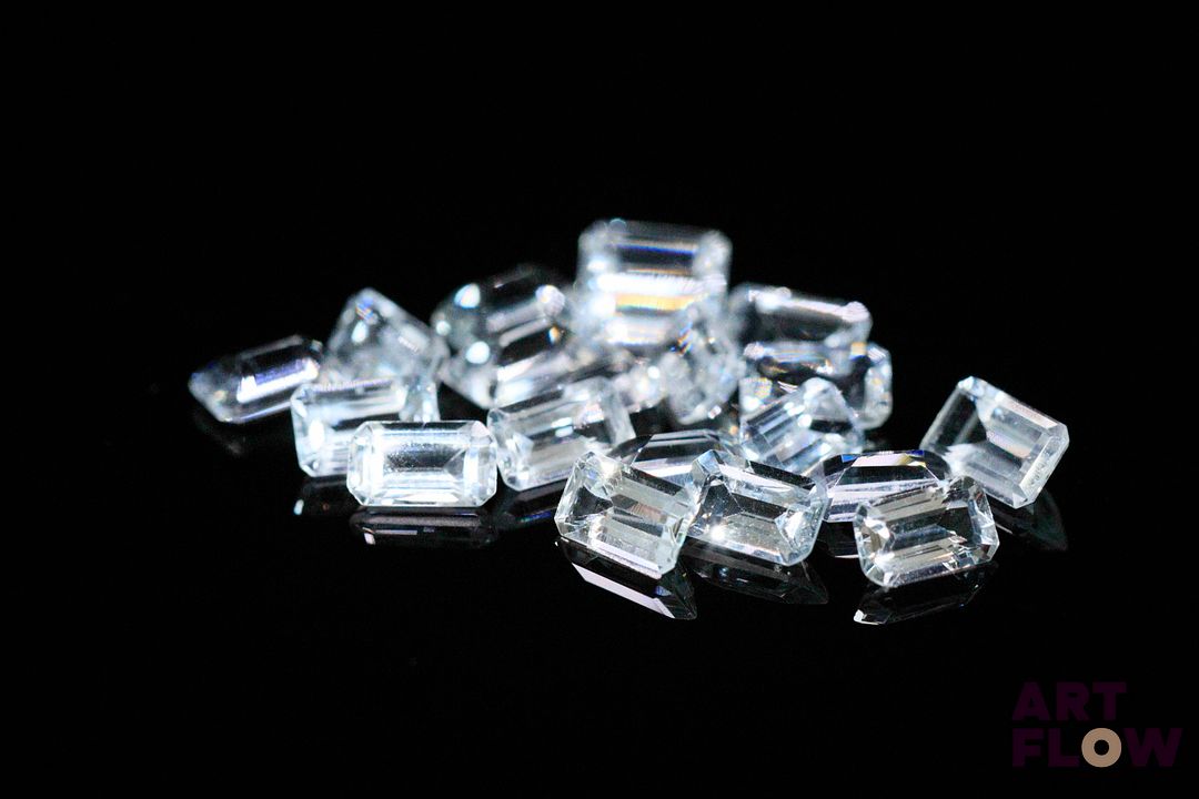 Vingt aigue-marines rectangulaires à pans coupés. 4.70 cts. Dims. moy.: 5.0mm x 3.0mm