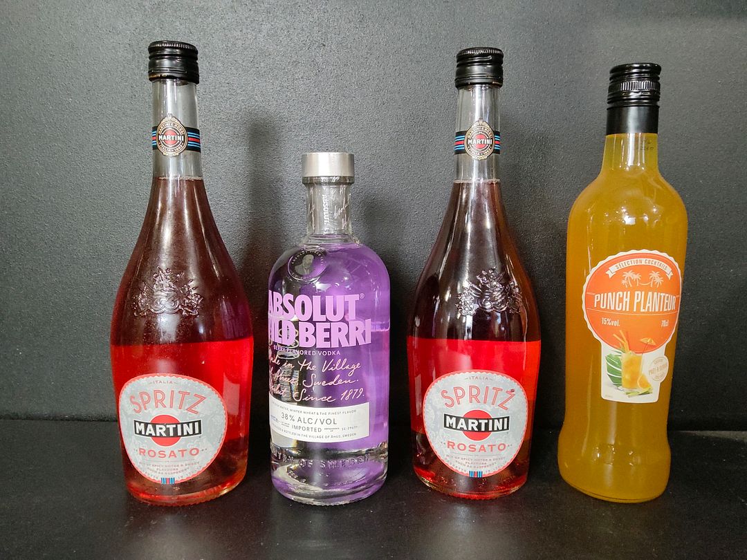 Lot de 4 bouteilles de spiritueux/apéritifs : Martini Rosato, Absolute Wild Berri, Punch Planteur