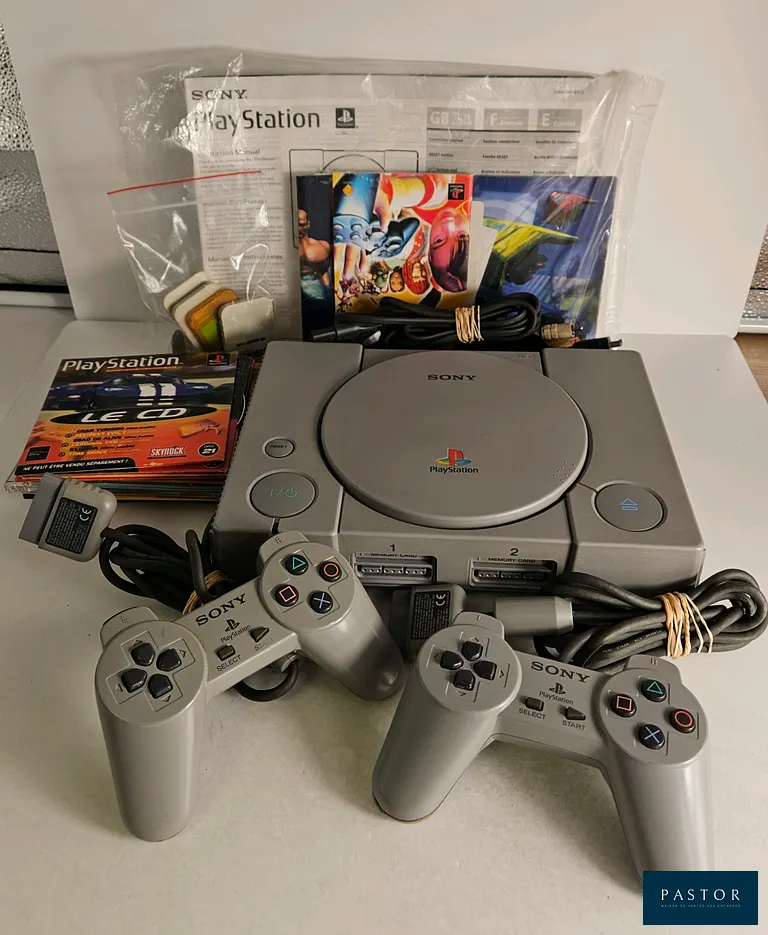 SONY - PS1. Console PS1 avec 2 manettes officielles, alimentation et péritel. On y joint plusieurs CD de démo, memory card. Fonctionne. PAL. Sortie : 1995