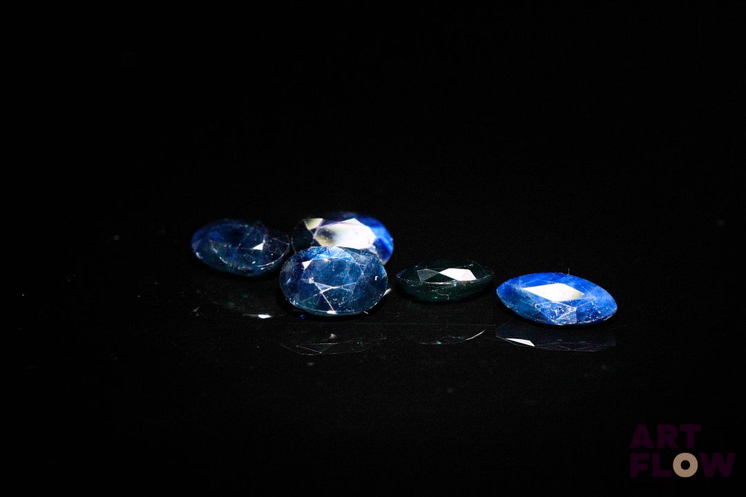 Cinq saphirs de tailles diverses. 4.40 cts. Dims. moy.: 6.75mm x 5.0mm