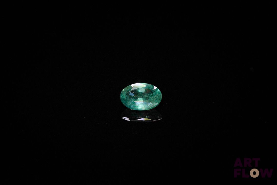 Saphir vert ovale. Probablement Tanzanie, jolie couleur. 0.61 ct. 6.0mm x 4.0mm