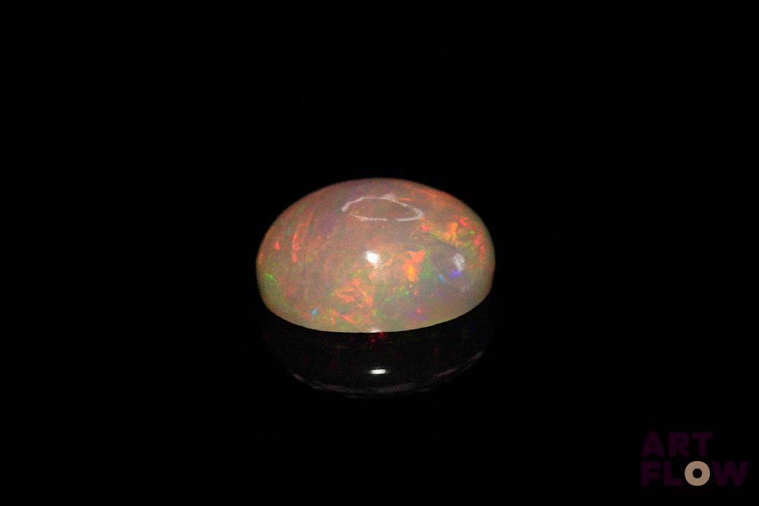 Opale blanche cabochon ovale. Jolie éclats de couleur. 3.46 cts. 12.0mm x 10.0mm