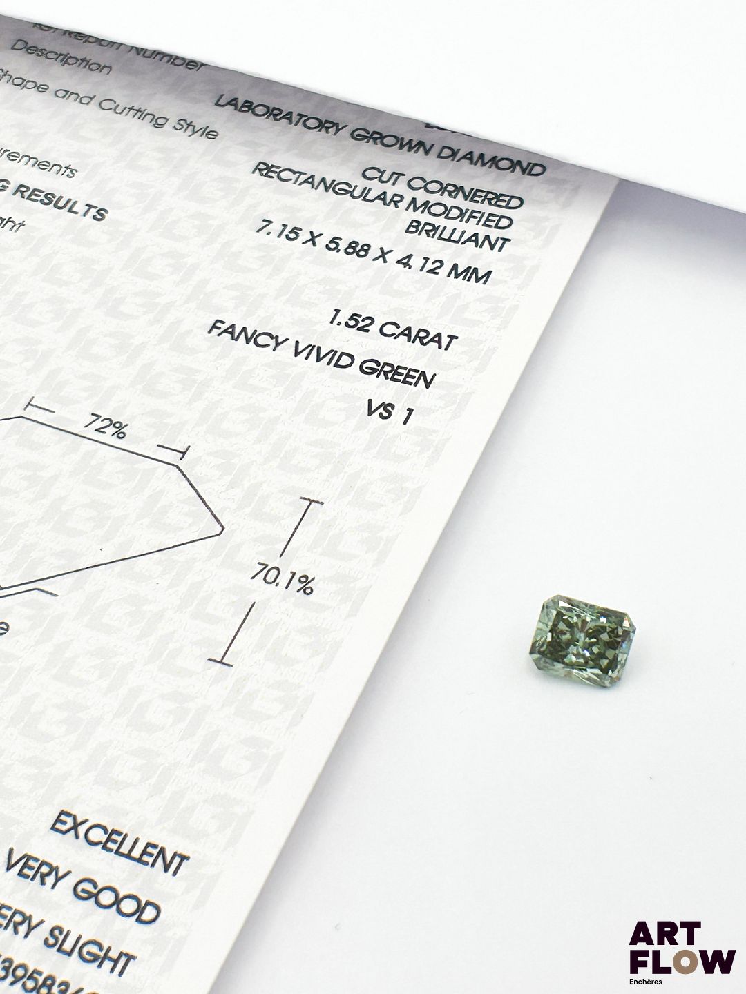Diamant de synthèse de forme Radiant de 1,52 carats. Accompagné d'un certificat de laboratoire de l'IGI (international gemological Institute) précisant : Fancy Vivid Green, VS 1