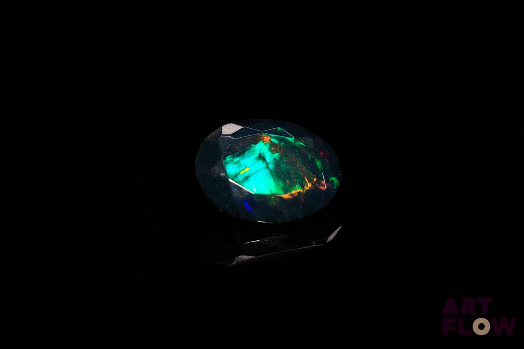 Opale noire ovale. Beaux éclats de couleur. 1.34 ct. 10.8mm x 8.2mm