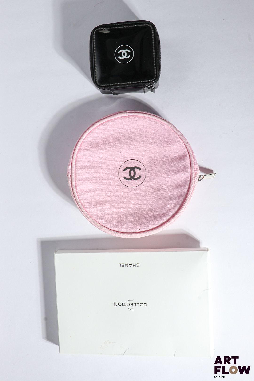 CHANEL Ensemble de trois trousses en tissu et plastique verni noir et rose Dimensions : 18 x 12,5 cm pour le plus grand