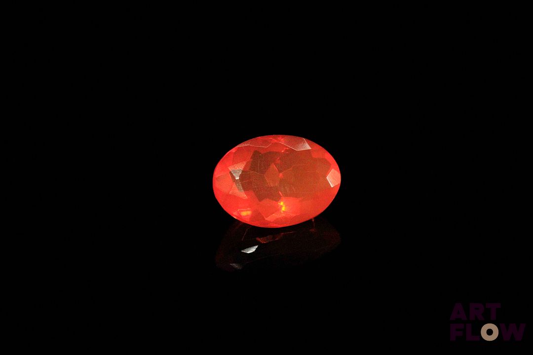 Opale de feu ovale. Très belle couleur. 1.35 ct. 9.8mm x 7.0mm