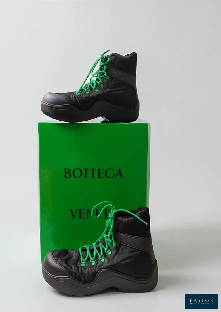 BOTTEGA VENETA. Paire de bottines "Bomber" en tissu noir, semelle épaisse en caoutchouc, doublure intérieure en mesh, P.42. Article présentant un défaut sur le derrière de la chaussure gauche, boite abîmée - TVA Récupérable