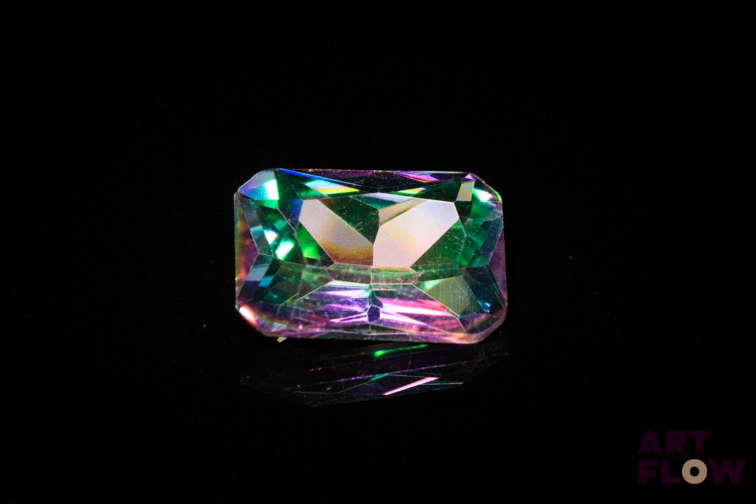 Topaze «Mystique» rectangulaire à pans coupés. Traitement de surface. 4.54 cts. 14.0mm x 10.0mm