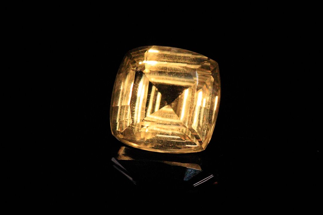 Citrine carrée concave. Très belle couleur, beau lustre. 6.97 cts. 12.0mm x 12.0mm