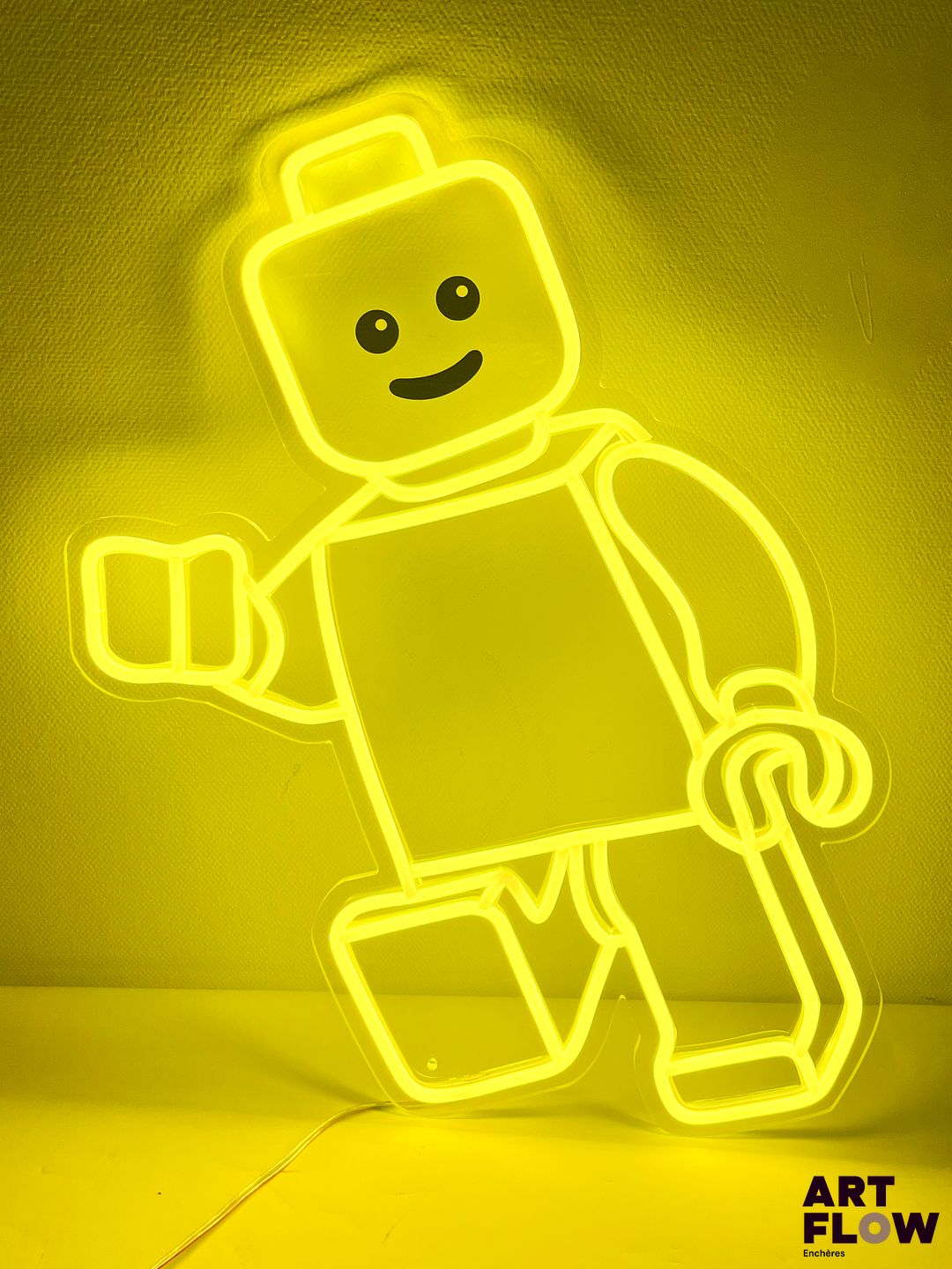 Enseigne lumineuse publicitaire sur plexiglas Lego. Dimensions : 53 x 35 cm Fonctionnelle - État général excellent. Fourni avec son alimentation murale.