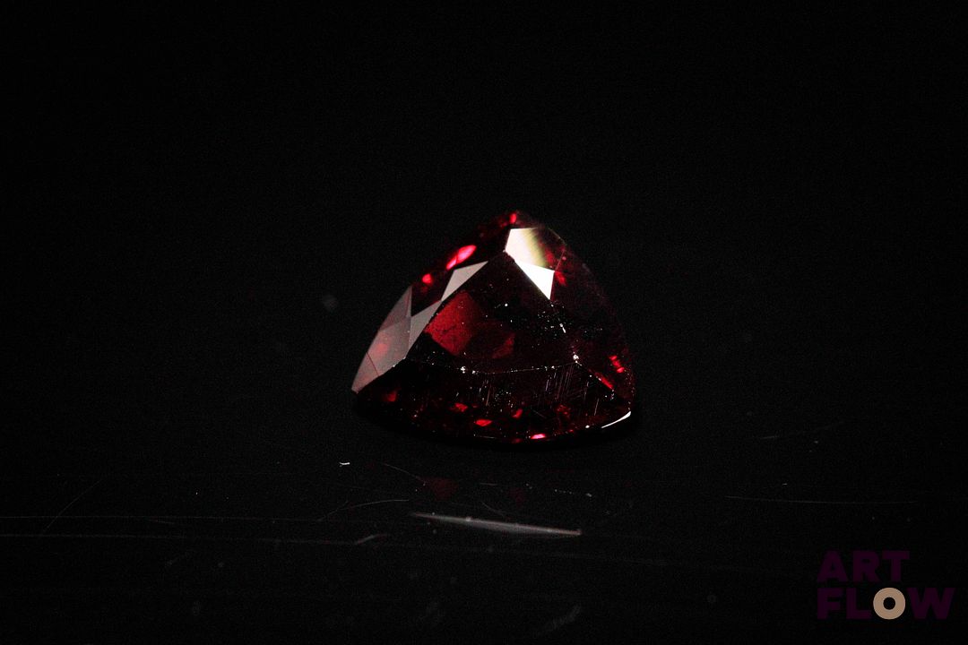 Grenat rhodolite trillion. 4.60 cts. 11.0mm x 9.5mm