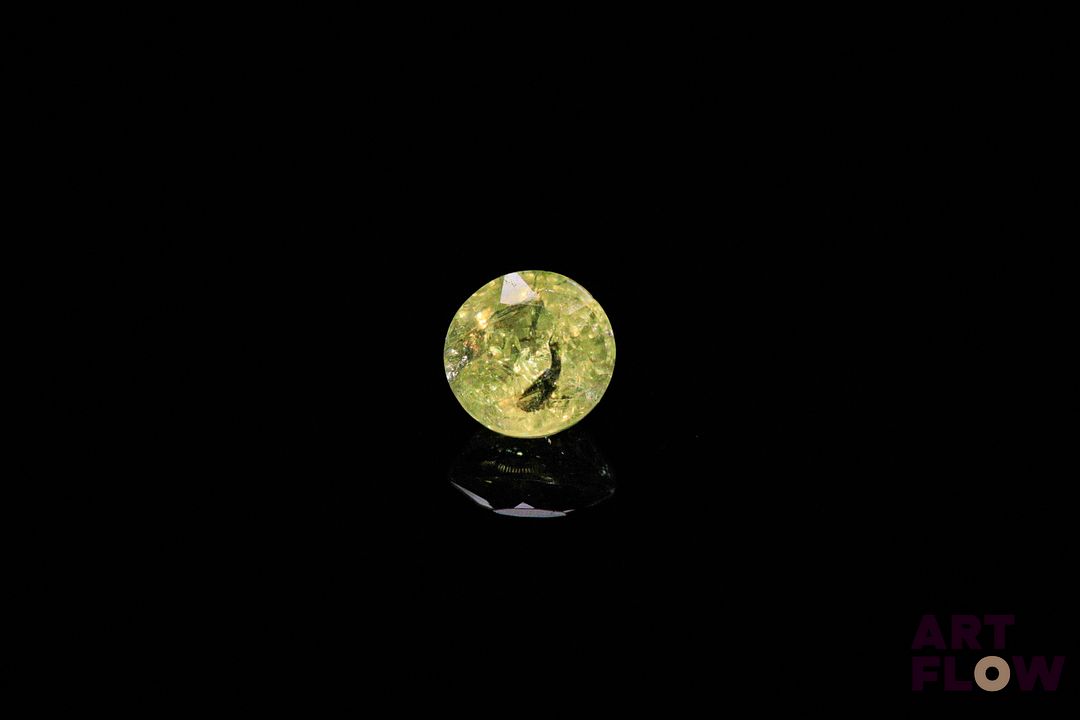 Grenat grossulaire rond. Inclusions. 1.36 ct. 6.3mm