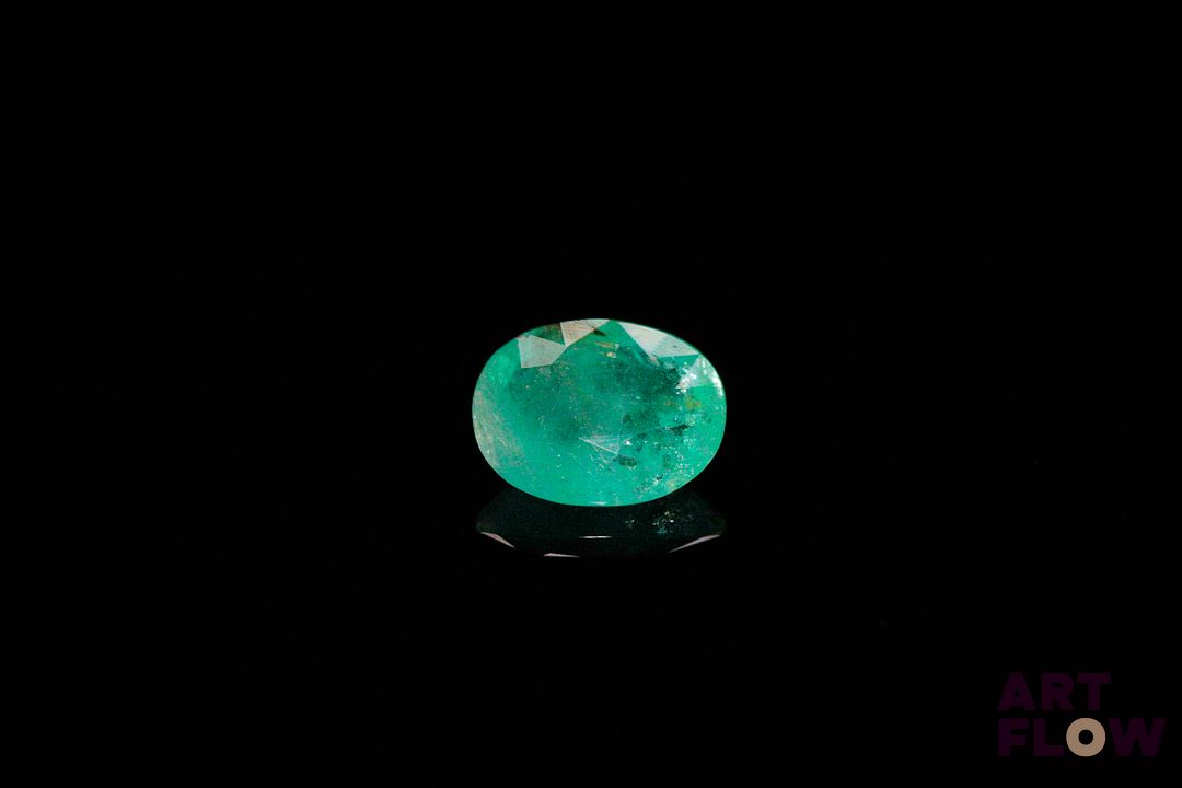 Émeraude ovale. Belle couleur. 1.23 ct. 8.4mm x 7.0mm