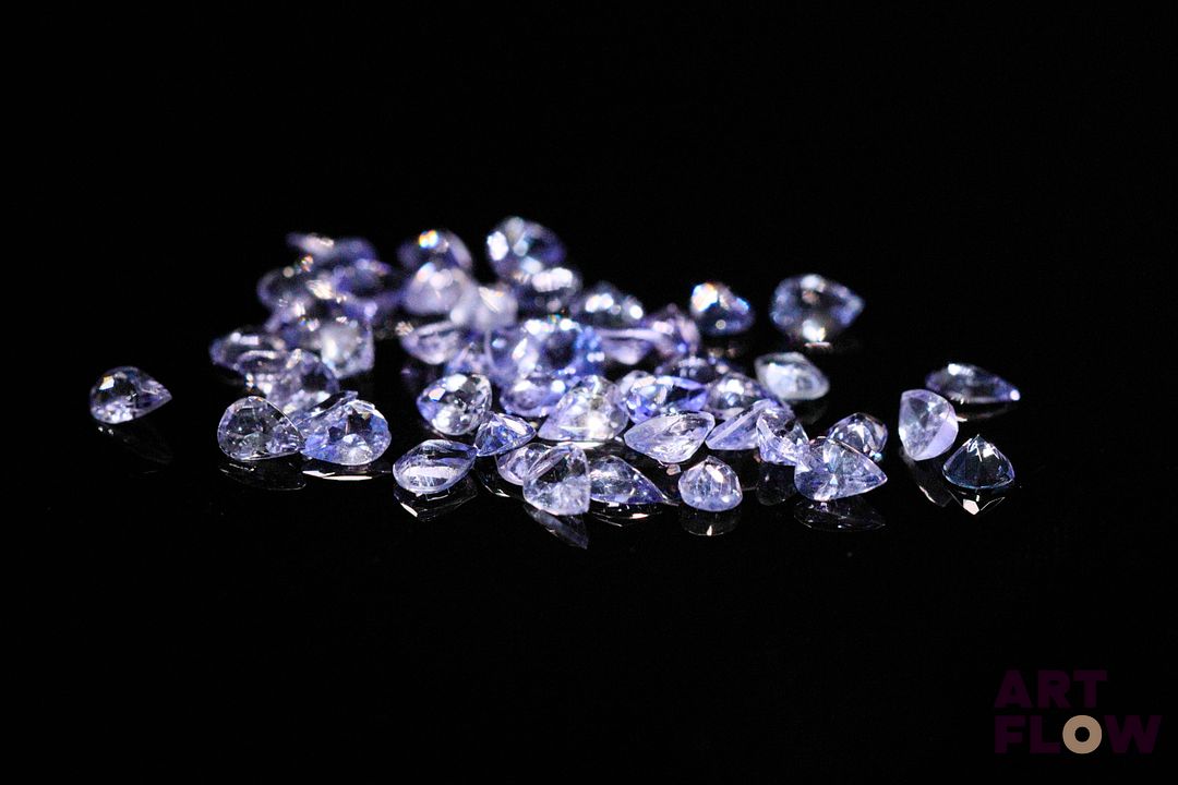 Dix-huit tanzanites poires. 5.24 cts. Dims. moy.: 4.0mm x 2.5mm
