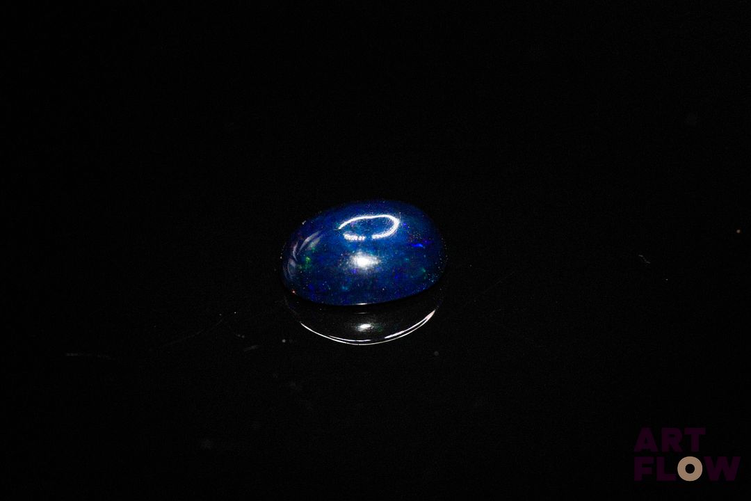 Opale cabochon ovale. Jolie couleur. 1.52 ct. 9.9mm x 8.4mm