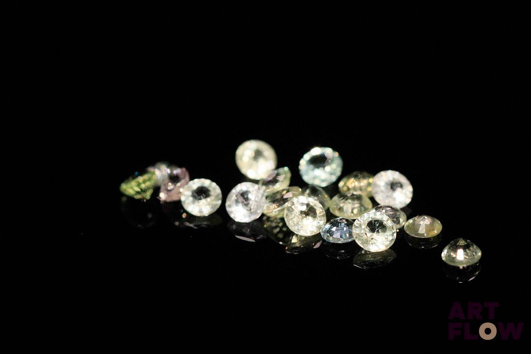 Dix-neuf saphirs multicolores pâles ronds. 3.67 cts. Diam. moy.: 3.35mm